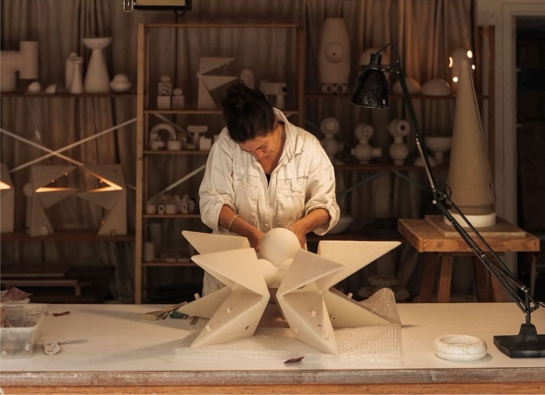 Keramiste Nathalie Deschuymer aan het werk in haar atelier