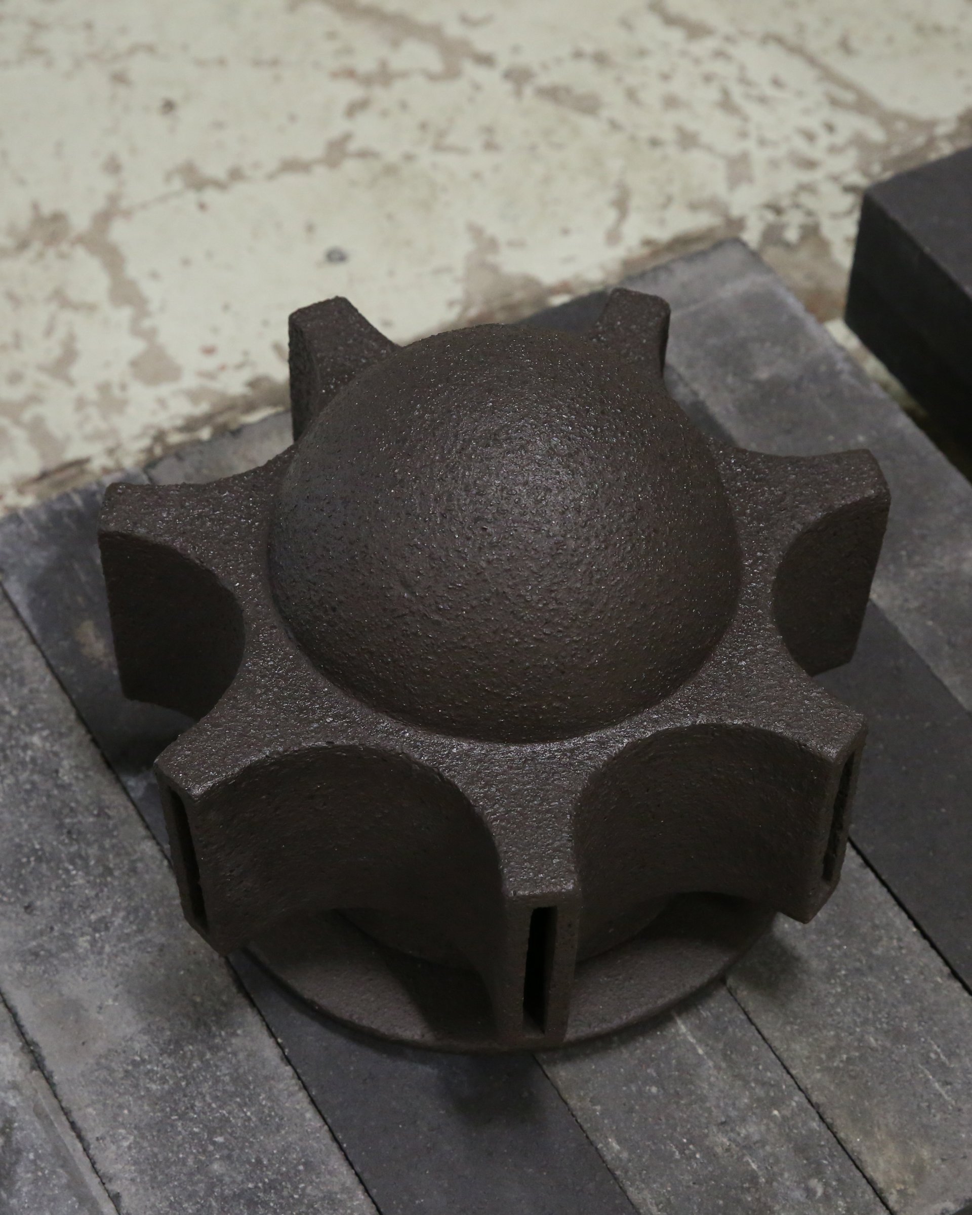 Keramische sculptuur Concrete Container Nr 07 van Nathalie Deschuymer