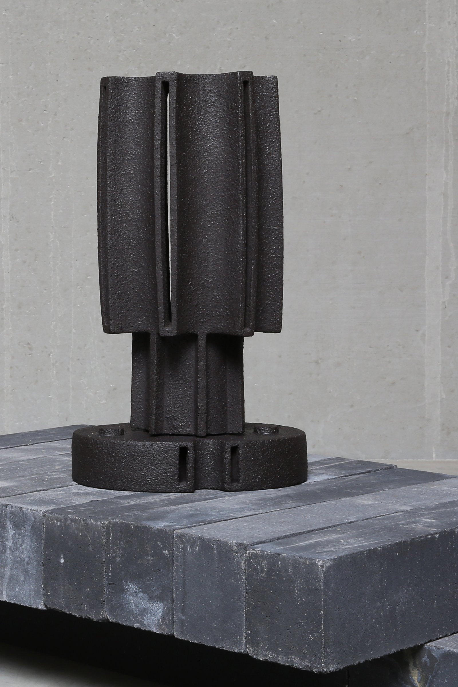 Keramische sculptuur Concrete Container Nr 08 van Nathalie Deschuymer