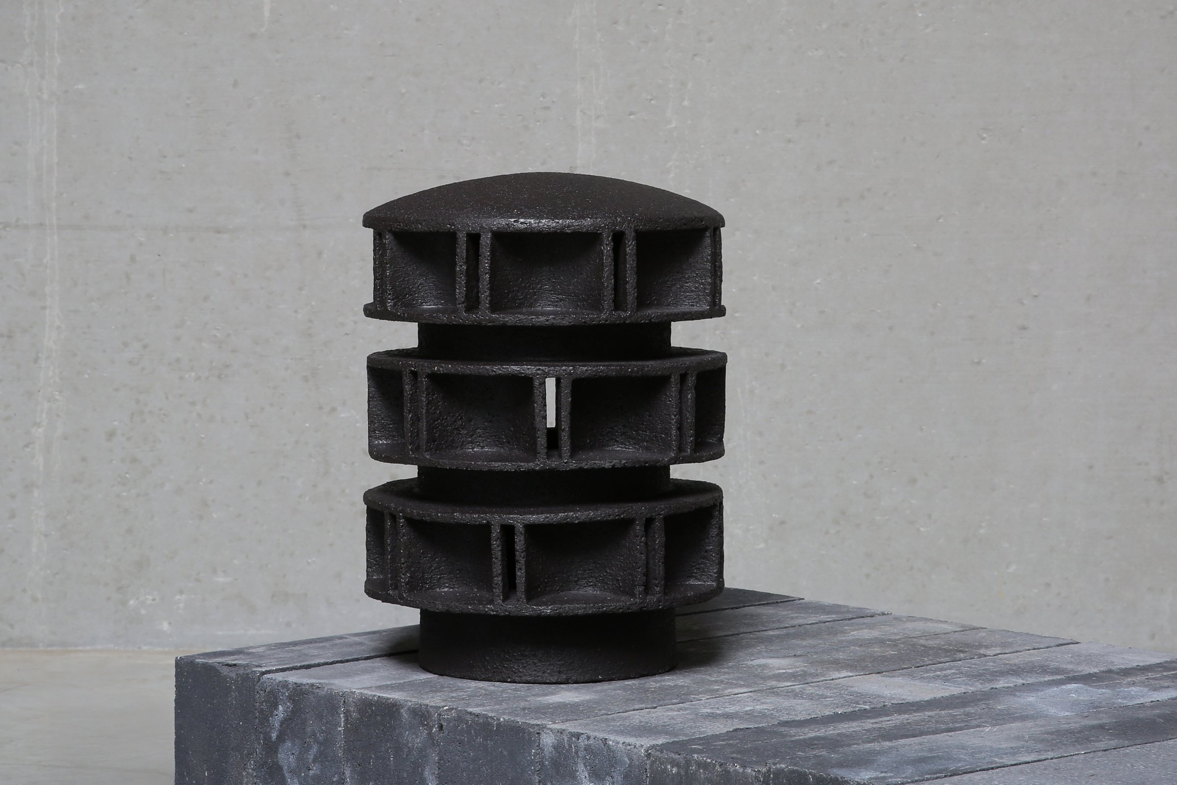 Keramische sculptuur Concrete Container Nr 09 van Nathalie Deschuymer