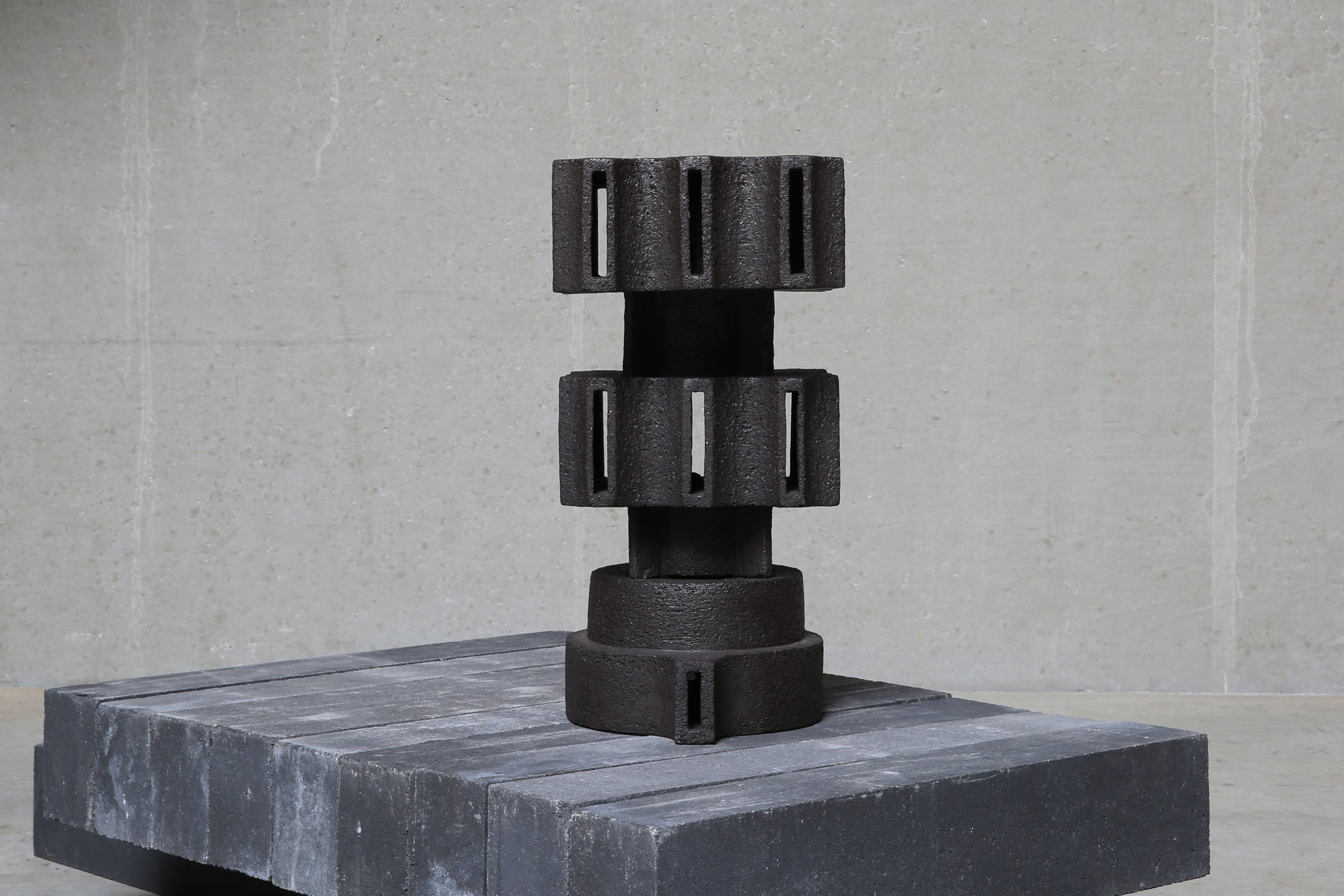 Keramische sculptuur Concrete Container Nr 10 van Nathalie Deschuymer
