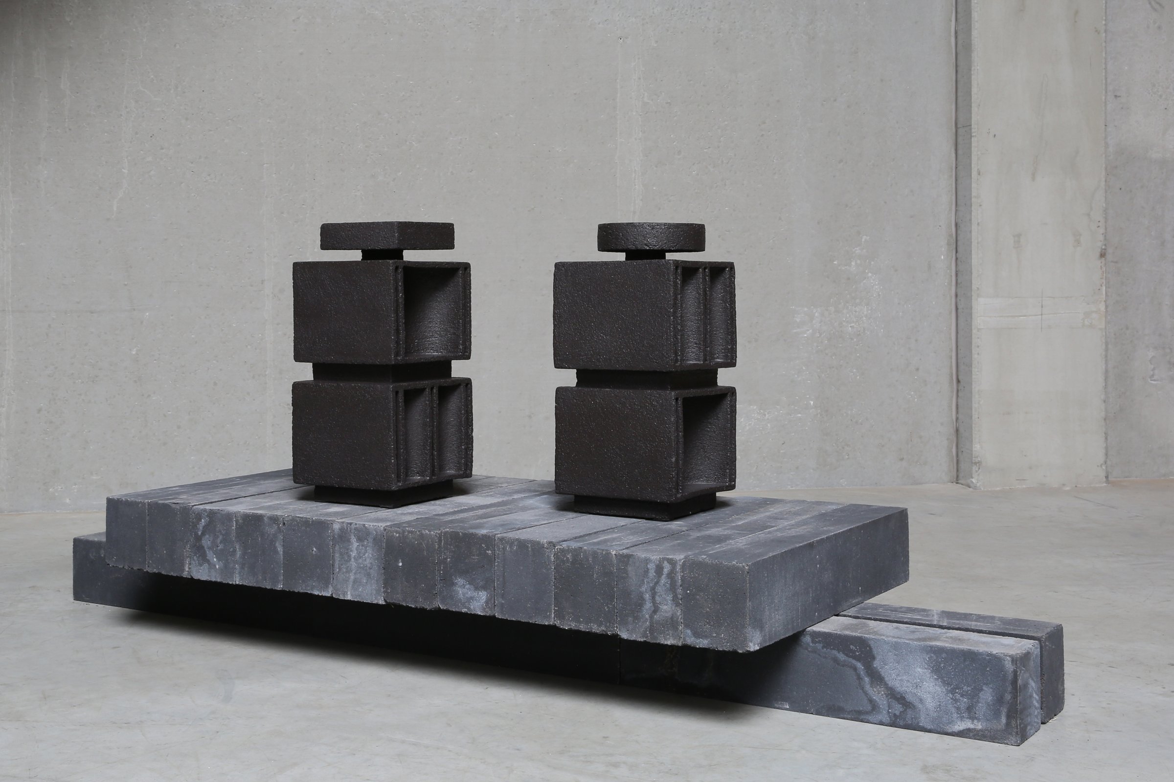 Keramische sculptuur Concrete Container Nr 14 en Nr 15 van Nathalie Deschuymer