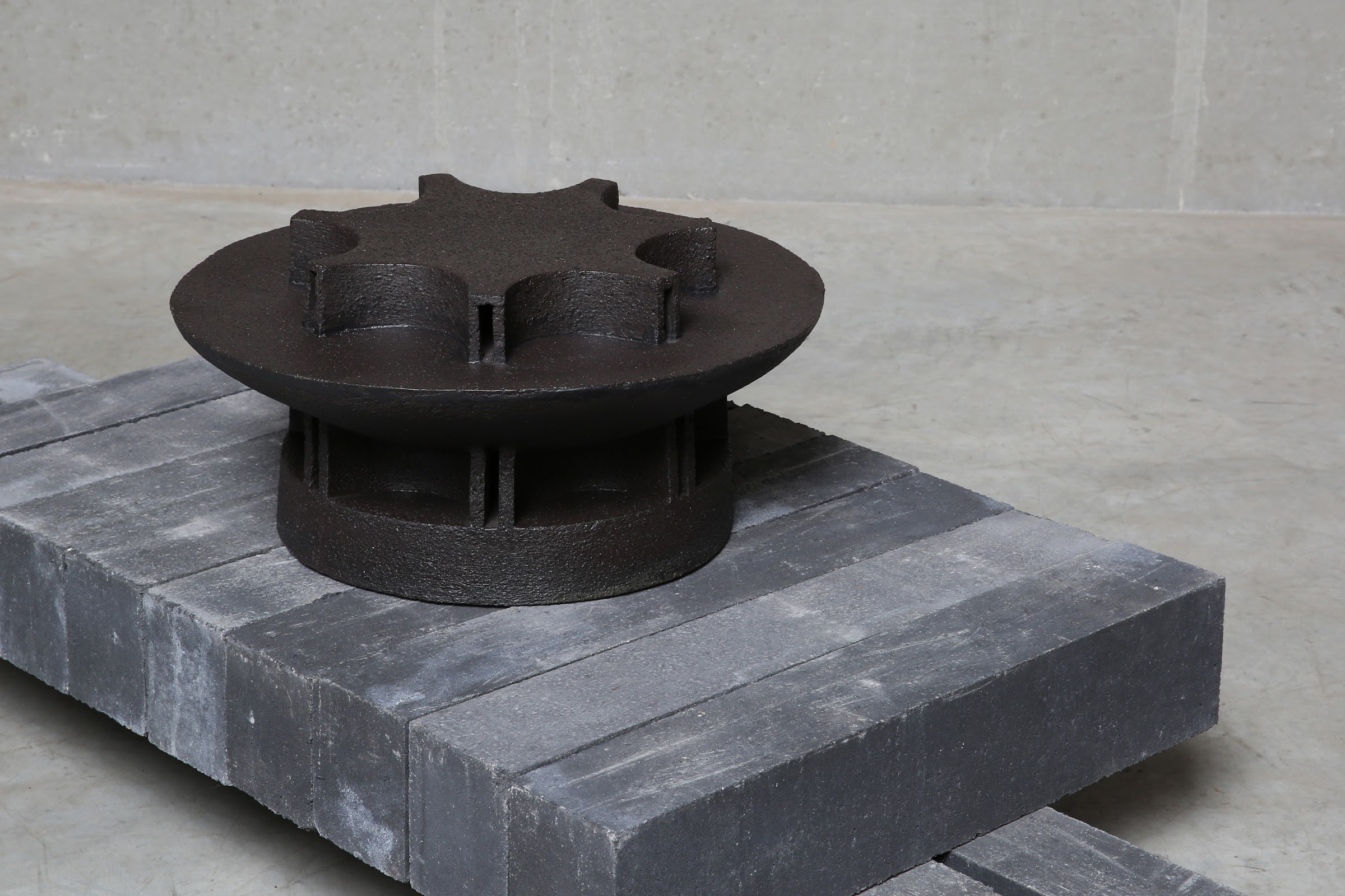 Keramische sculptuur Concrete Container Nr 16 van Nathalie Deschuymer